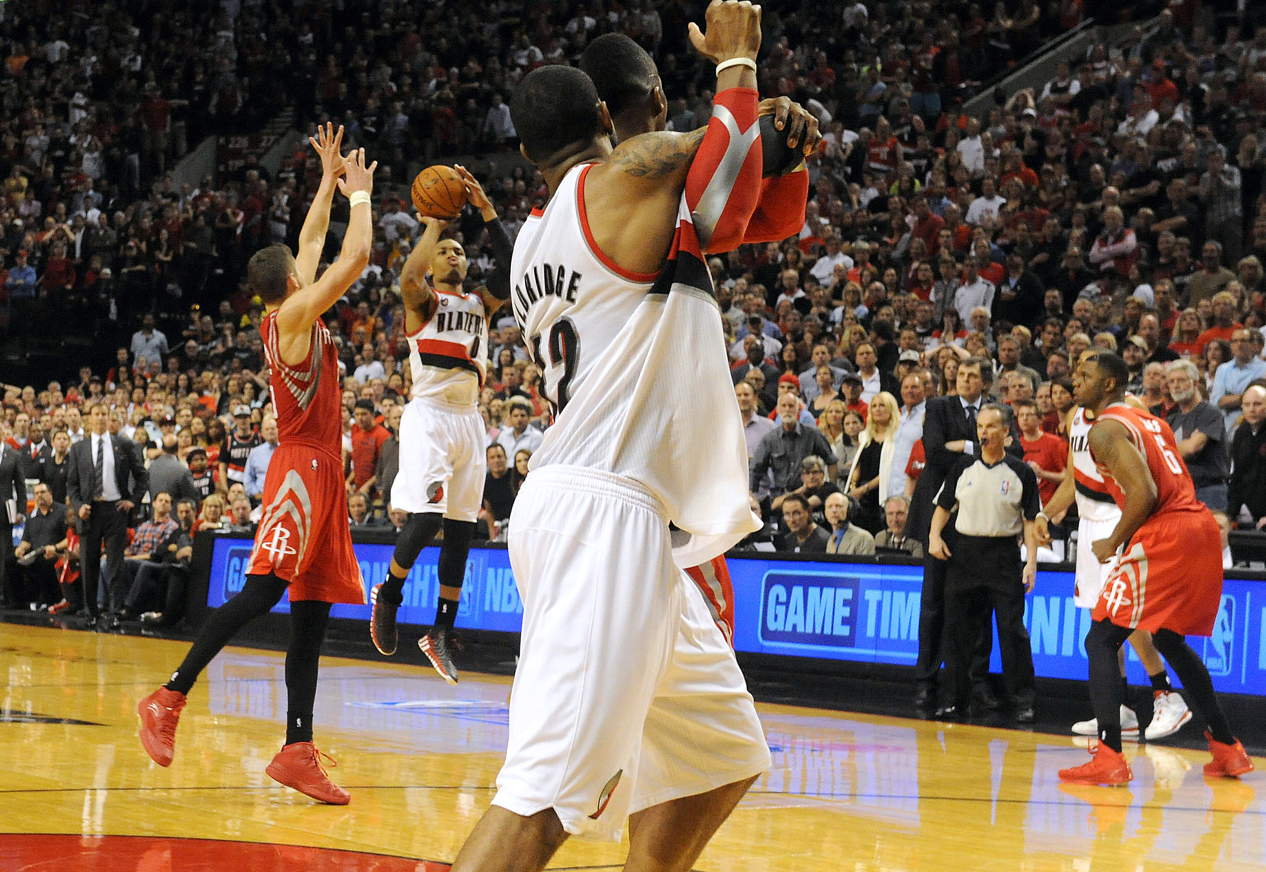 Damian Lillard réussit un tir de dernière seconde face aux Rockets, dans le Game 6 du premier tour des Playoffs, le 2 mai 2014 au Moda Center de Portland. (Photo : Steve Dykes/Getty Images)