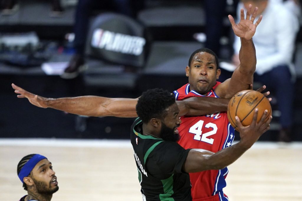 Al Horford face à son ancien coéquipier, Jaylen Brown. (Ashley Landis / Pool via USA Today)