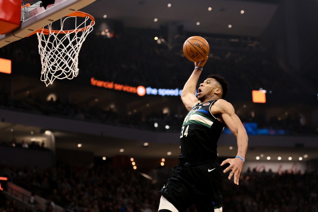 Giannis Antetokounmpo (Milwaukee Bucks) en plein dunk. (Photo : Dylan Buell/Getty Image