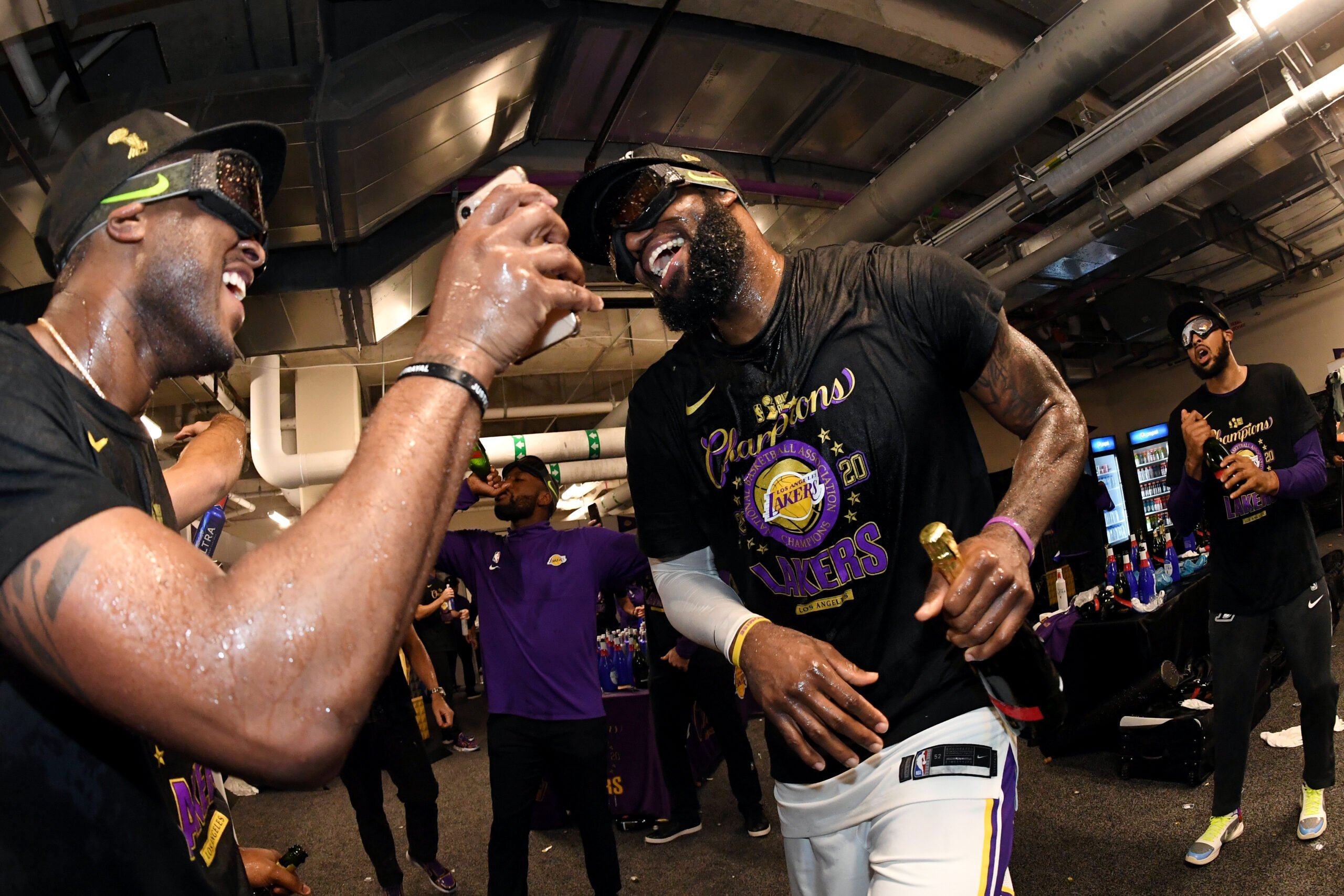 Vestiaire des Los Angeles Lakers, champions en titre, dans lequel le champagne coule à flot après une dernière victoire face au Miami Heat. L'Analyste via NBA. (Photo : Andrew D. Bernstein/NBAE via Getty Images)