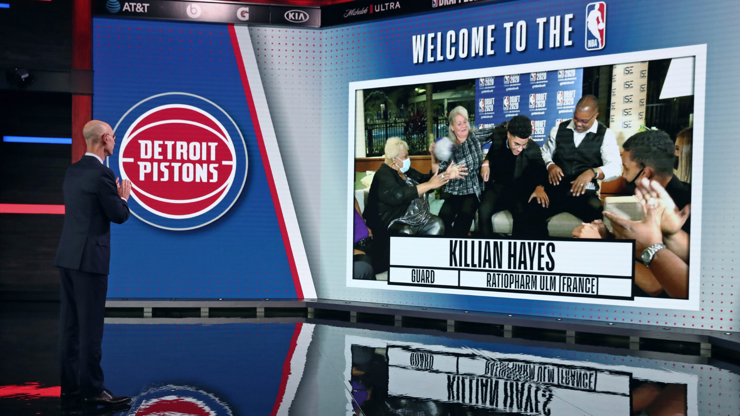 Killian Hayes et sa famille célèbrent sa sélection aux Detroit Pistons en 7e position de la Draft, un record pour un Français. (Photo : Nathaniel S. Butler/AFP)